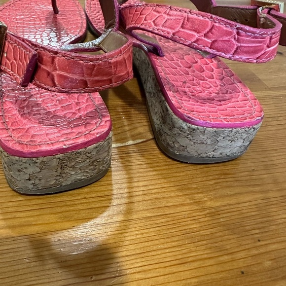 Tory Burch Pink and Brown Croc-Embossed sándals - Picture 8 of 12